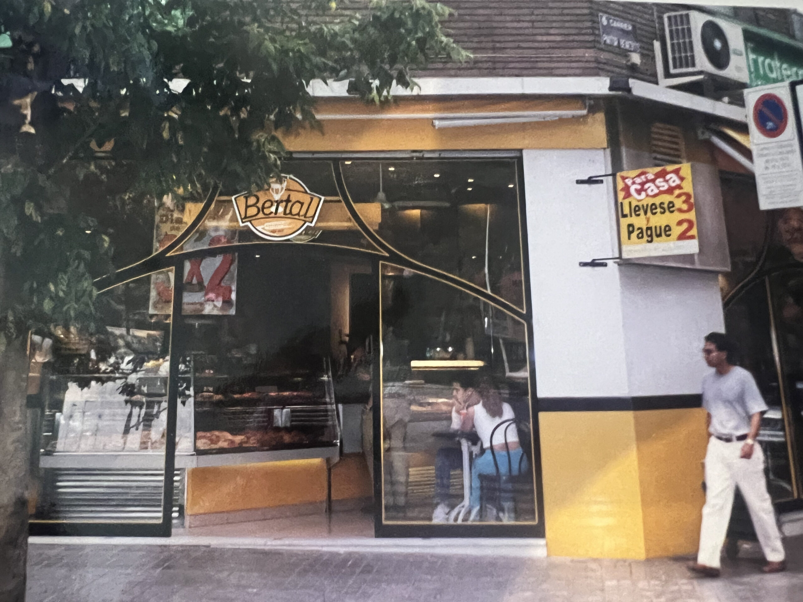 Fachada de una de las tiendas Bertal en Valencia