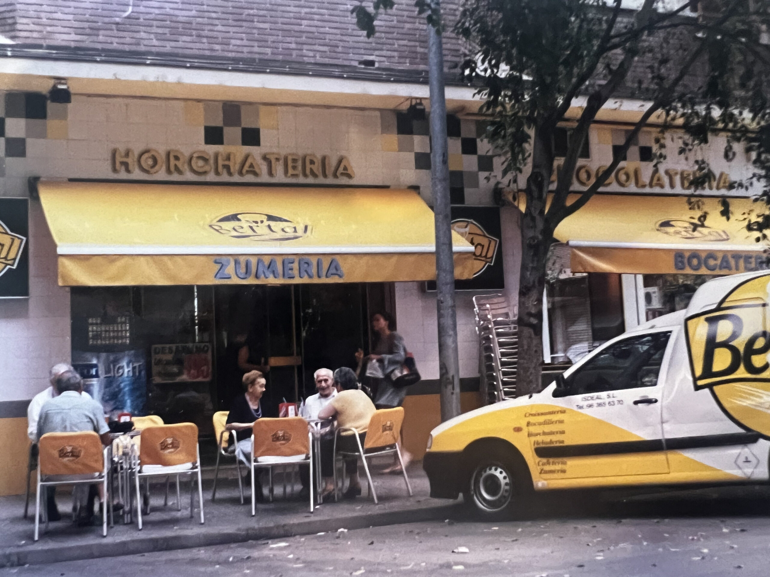 Fachada histórica de una horchatería Bertal con su terraza