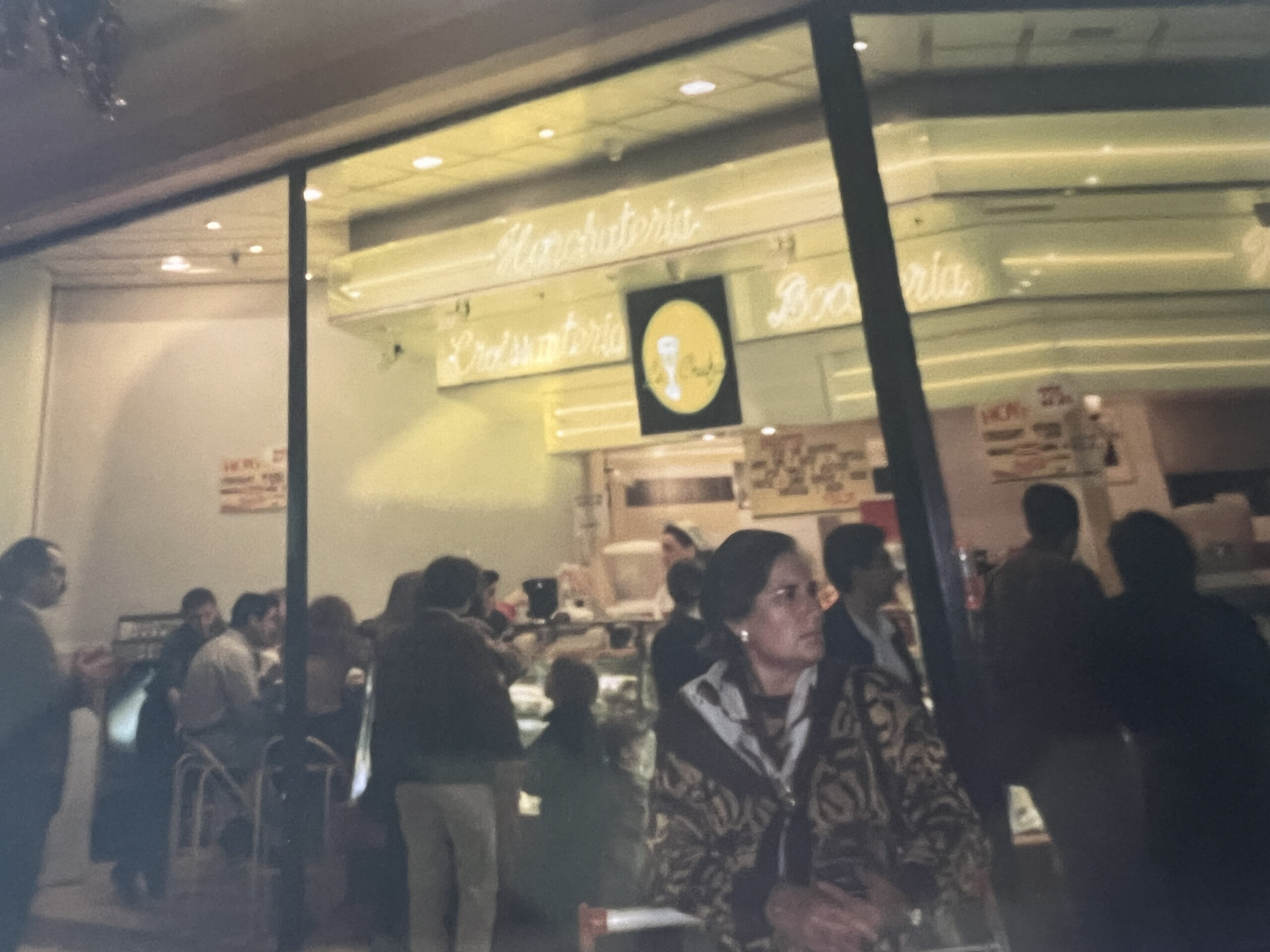 Tienda Bertal con clientes en el mostrador