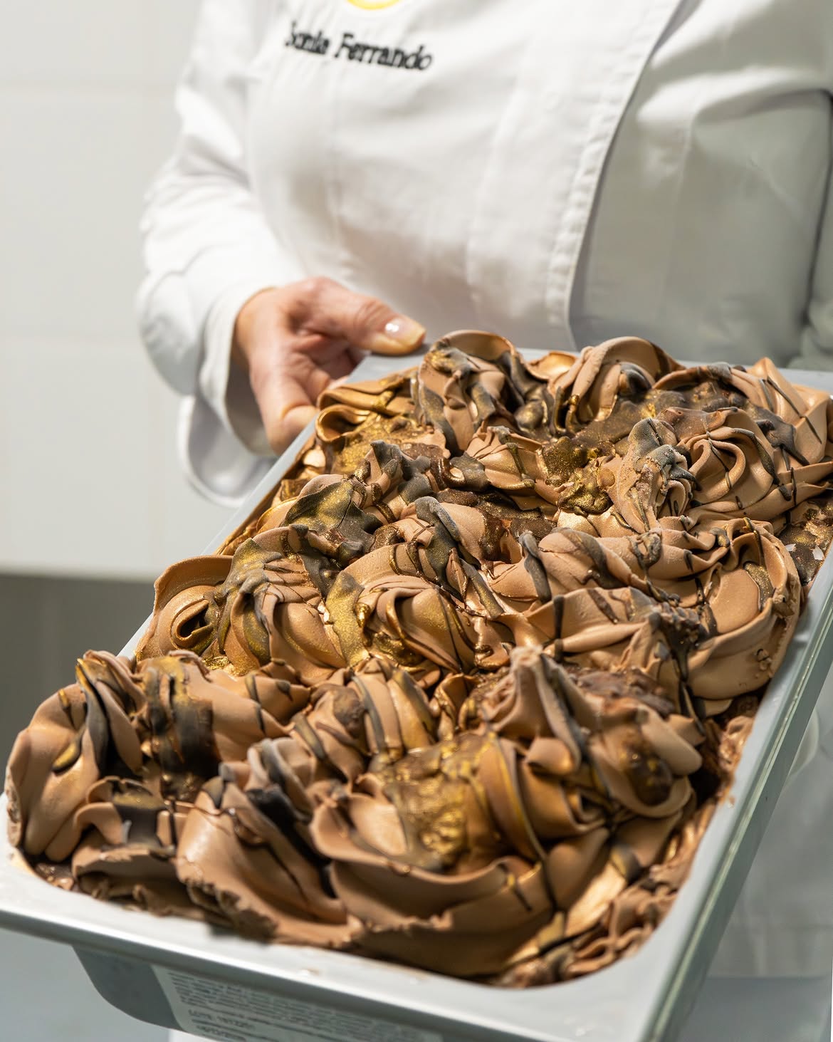 Detalle de una bandeja de helado artesanal recién elaborado en Bertal